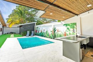 Modern 4BR Home, Pool, Parking, Walk To The Beach - 4