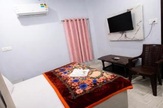 HOTEL SHIVASHRAM NEAR KASHI VISHWANATH TEMPLE - FullY AC ROOMS - Varanasi - 1