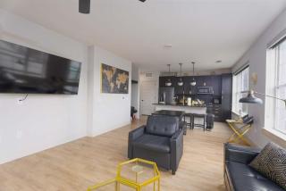 Downtown Dallas ELLUM OASIS with Balcony, Pool, Rooftop Deck, Gym, Queen Bed, King Sleeper Sofa, 2 Twin Sleeper Chairs, and Parking Garage - 8