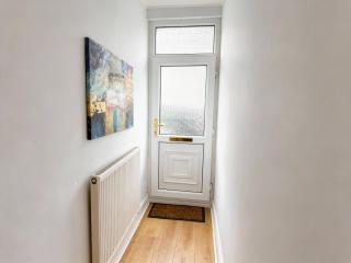 3 bedroom home near Cardiff City Centre, parking - 1