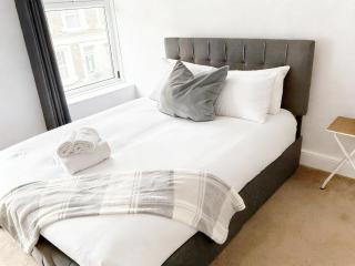 3 bedroom home near Cardiff City Centre, parking - 3