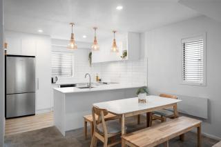 Spacious Family Home, Free Parking, Walk to City - 4