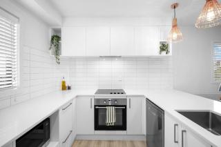 Spacious Family Home, Free Parking, Walk to City - 3