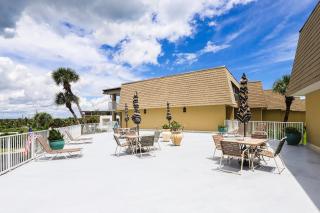 Ocean view condo w/ direct beach access & shared swimming pool/tennis - 7