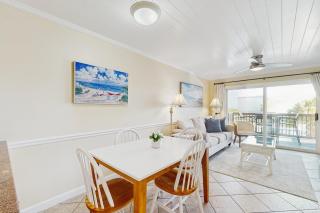 Ocean-view condo with pool, balcony, AC & W/D - walk to beach & near downtown - 2