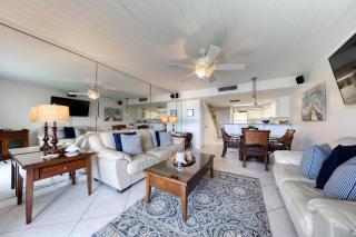 Ocean view condo w/ direct beach access & shared swimming pool/tennis - 5