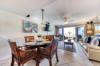 Ocean view condo w/ direct beach access & shared swimming pool/tennis - 1