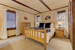 Reel Bliss Cabin - Cozy rustic interiors Wifi fireplace and lake access - 2