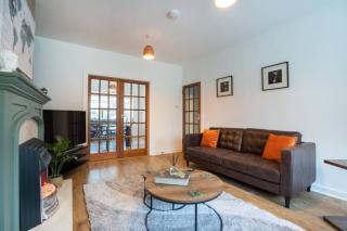 10-min to AB City Centre - Parking - Garden - WiFi - 8