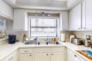 Newly decorated ground-floor suite steps from beach and pool w/views, WiFi - 3