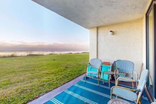 First floor oceanfront condo with beach access and tennis courts - 7
