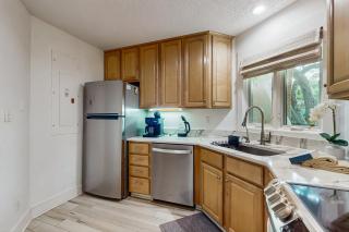 Ground floor condo with private patio, full kitchen, beach access and pool - 1