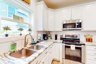 Charming home steps from the beach with enclosed yard and grill - dog-friendly - 9