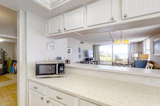 Newly decorated ground-floor suite steps from beach and pool w/views, WiFi - 2