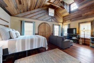 Charming Garage Apartment Near Restaurants, Bars and Historic Downtown - 3