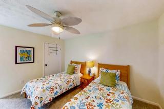 Two-story condo with pool, tennis & patio - 2 short blocks to the beach - 1