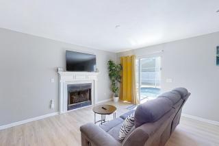 Pristine Palms | House in Palm Coast with enclosed pool & full kitchen - 8