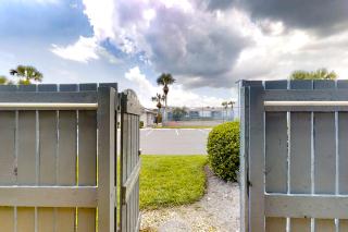Two-story condo with pool, tennis & patio - 2 short blocks to the beach - 9