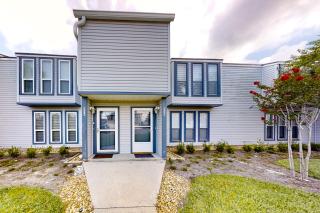 Two-story condo with pool, tennis & patio - 2 short blocks to the beach - 8