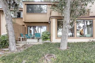 Updated & lovely villa with AC - steps from pool & beach - 9