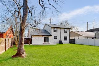 Comfortable retreat with large yard & beautiful furnishings - close to beaches - 0