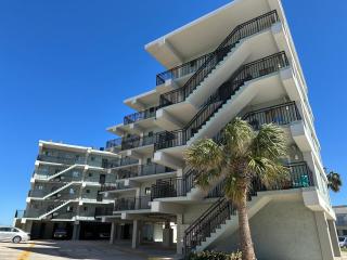 Welcome to Sandpiper Beachfront Condo Cozy 1-bed in JAX Beach, perfect for couples! Pet-friendly! - 7