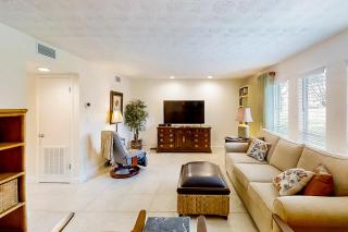 Two-story condo with pool, tennis & patio - 2 short blocks to the beach - 6