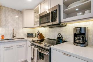 Beach condo with balcony, W/D, AC, outdoor pool & fast WiFi - 1