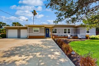 Spacious Dog-Friendly House near Beaches, Historic Downtown w/Beach Access - 8