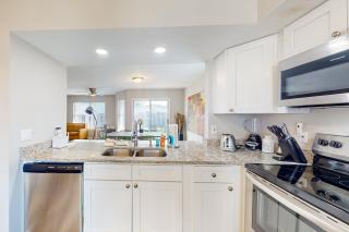 Cozy Spacious Home with Private Backyard and Patio, near shopping -  - 2