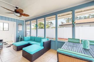 Centrally located dog-friendly home with beach gear & patio - snowbird-friendly - 5