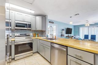 Centrally located dog-friendly home with beach gear & patio - snowbird-friendly - 1