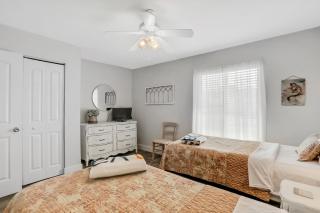 Ground-floor condo next to the tennis courts with 2 pools, sauna, beach access - 1