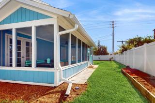 Centrally located dog-friendly home with beach gear & patio - snowbird-friendly - 8