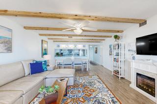 Oceanfront condo with private balcony, shared pool and beach access - 9