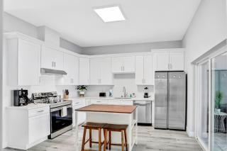 Brand-new duplex with screened pool, furnished lanai, grill, AC, & washer/dryer - 2