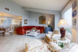 Oceanfront condo with spacious balcony, great views, AC & outdoor pooloc - 6