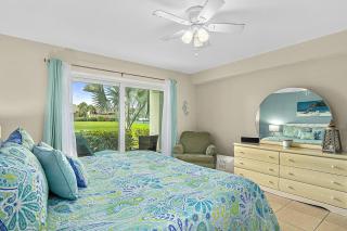 Garden-level condo with patio, 2 pools, gym, tennis & sauna - steps to the beach - 8