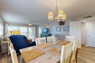 Oceanfront corner condo with sunrise-view balcony, pool & 1-minute walk to beach - 3