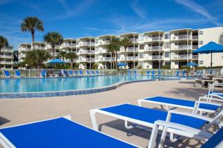 Garden-level condo with patio, 2 pools, gym, tennis & sauna - steps to the beach - 2