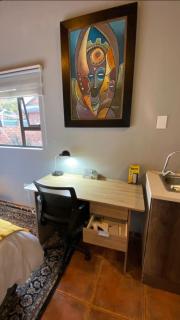 Cozy Corner Cottage near wilgers hospital & Menlyn - 4