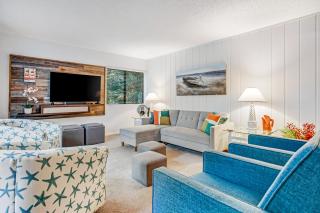 Beachwood Residence Nestled in a Canopy of Oak Trees - 4