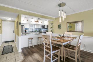 Ocean-view condo with a scenic balcony & W/D - pool and beach access - 2