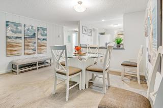 Beachwood Residence Nestled in a Canopy of Oak Trees - 1