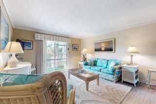 Cozy condo with balcony, walking distance to conch house and WIFI - 8