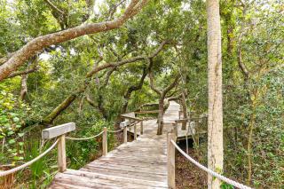 Spacious condo with beach access, balcony, AC & outdoor pool - 8