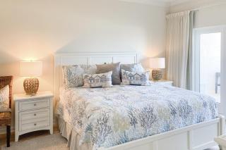 Beautiful Condo with Gorgeous Ocean Views from Balcony + Shared Pool & Free WiFi - 1