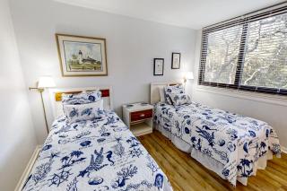 Spacious condo with beach access, balcony, AC & outdoor pool - 7