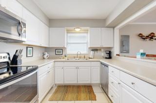 Island escape with ocean-view deck & steps to beach - snowbirds welcome - 4