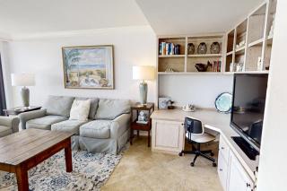Spacious condo with beach access, balcony, AC & outdoor pool - 5